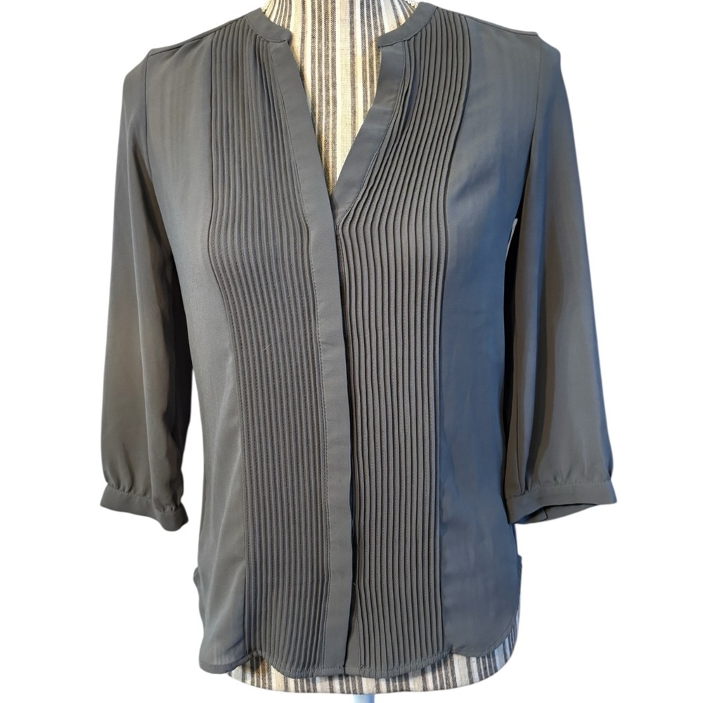 H&M Blouse Size 2 Gray Pintuck V-Neck Button-Up 3/4 length Sleeve Buttoned Cuffs